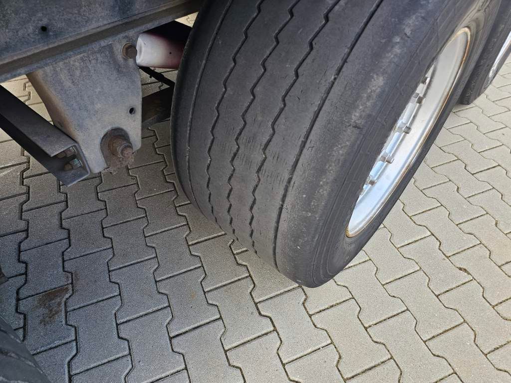 Fahrzeugabbildung Schmitz Cargobull Plateau mit Rungen + Verbreiterungstafeln, Lift