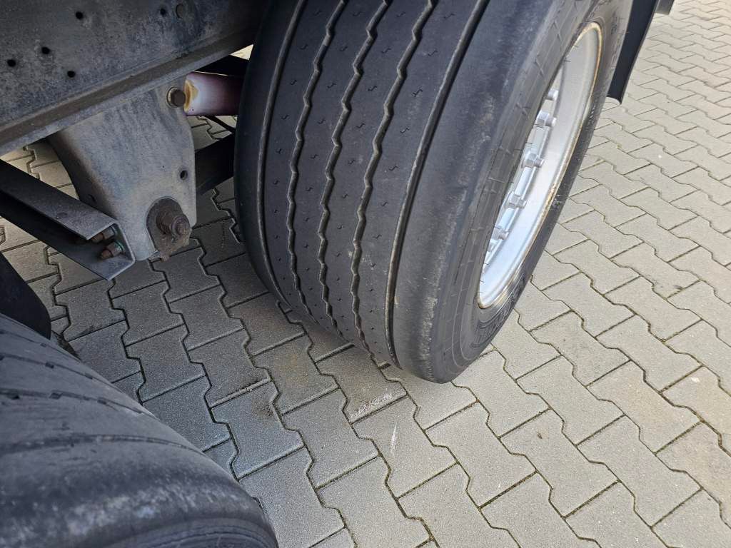 Fahrzeugabbildung Schmitz Cargobull Plateau mit Rungen + Verbreiterungstafeln, Lift