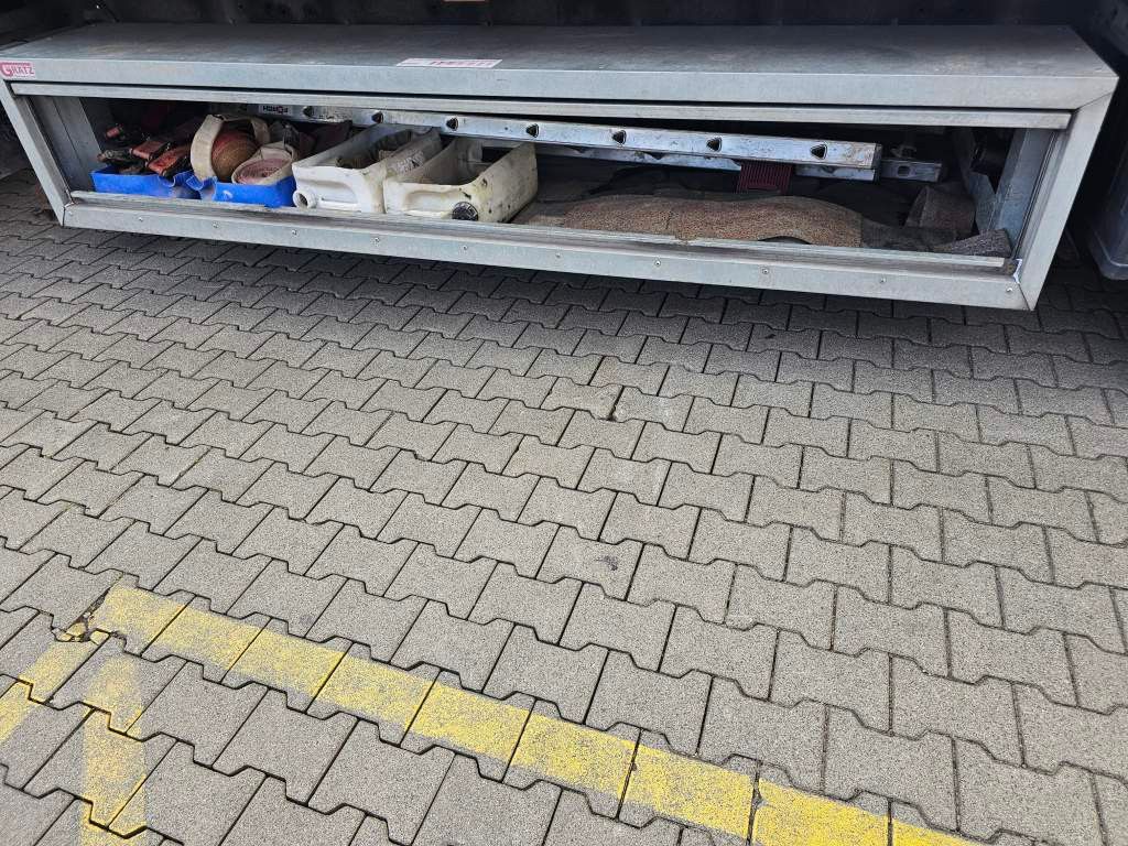 Fahrzeugabbildung Schmitz Cargobull Plateau mit Rungen + Verbreiterungstafeln, Lift