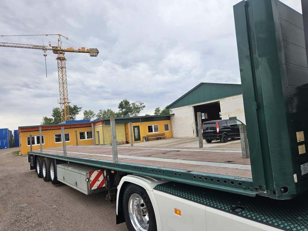 Fahrzeugabbildung Schmitz Cargobull Plateau mit Rungen + Verbreiterungstafeln, Lift
