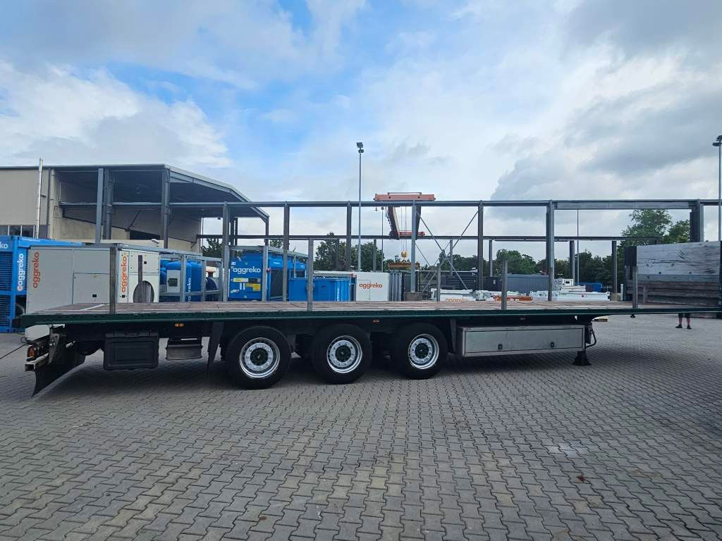 Fahrzeugabbildung Schmitz Cargobull Plateau mit Rungen + Verbreiterungstafeln, Lift