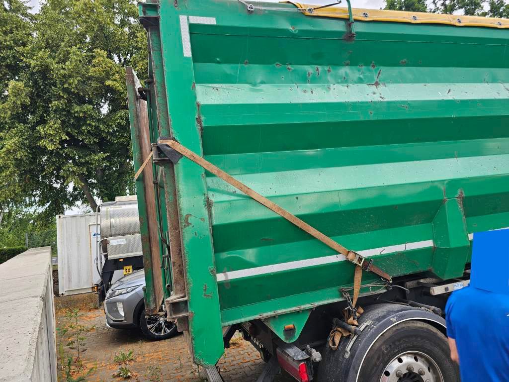Fahrzeugabbildung Reisch Kloos vormals Reisch 60 cbm Stahlmulde Unfall