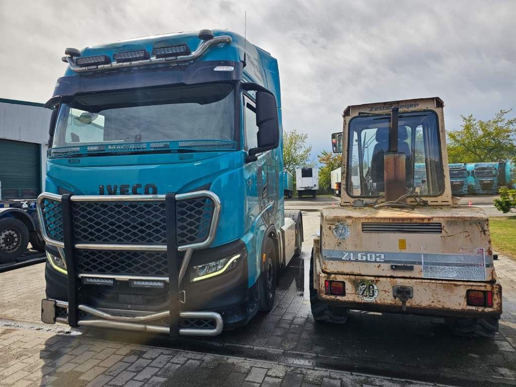 Fahrzeugabbildung Iveco 460 S-Way, 2-Kreis-Hydraulik, Standklima