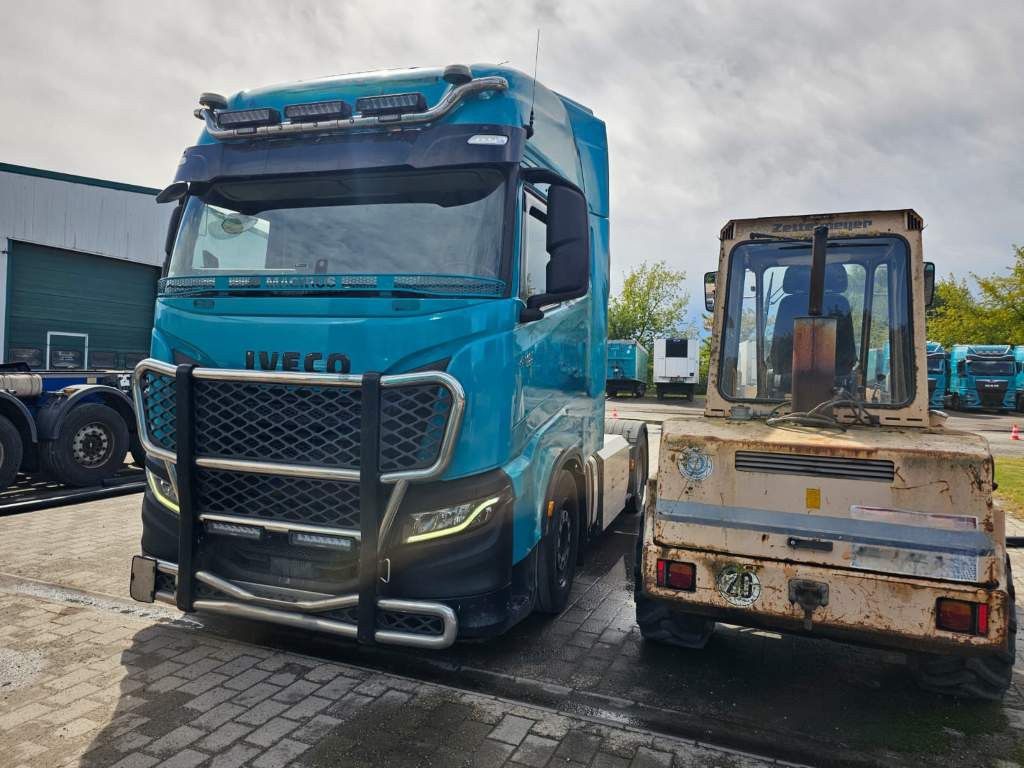 Fahrzeugabbildung Iveco 460 S-Way, 2-Kreis-Hydraulik, Standklima
