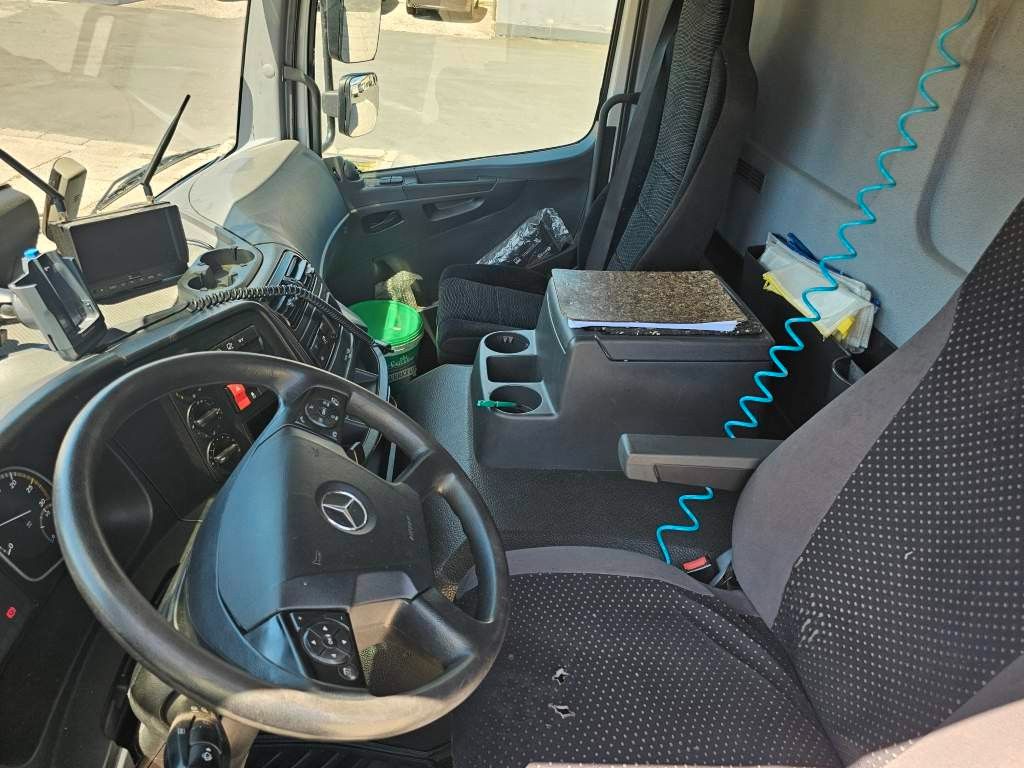 Fahrzeugabbildung Mercedes-Benz 1524 Tiefkühler mit Türen + Ladebordwand