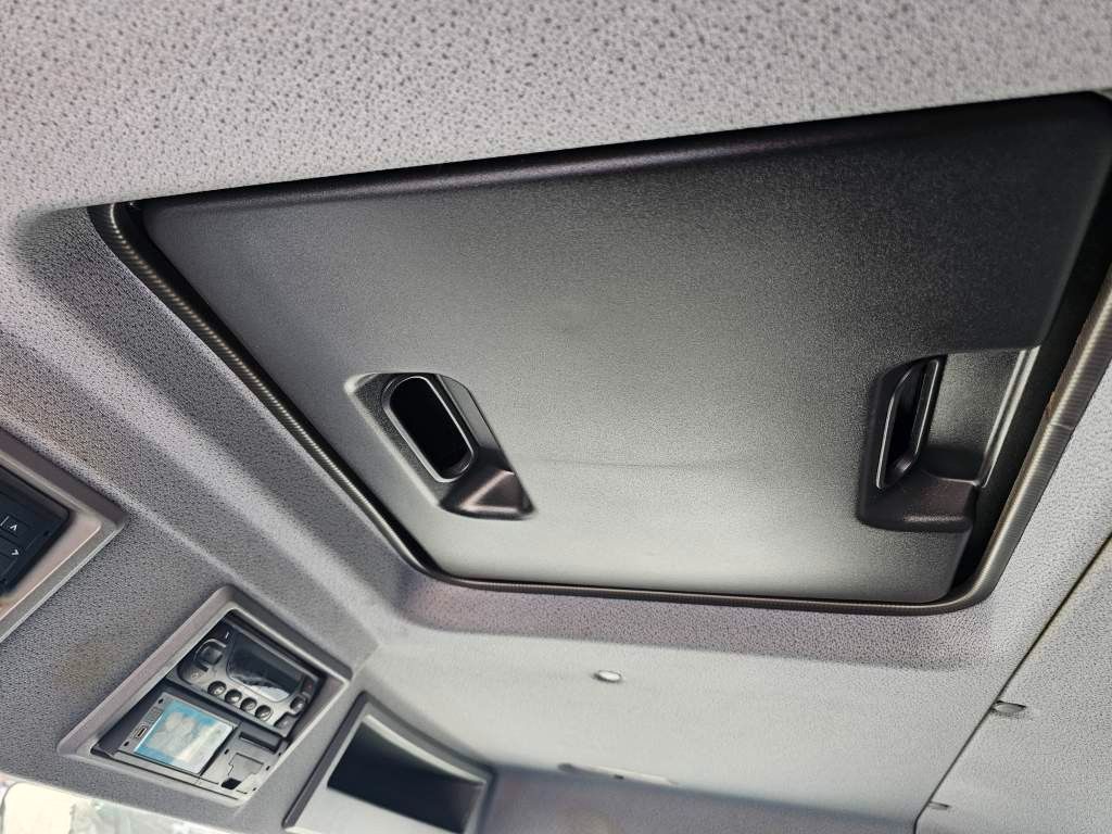 Fahrzeugabbildung Mercedes-Benz 1524 Tiefkühler mit Türen + Ladebordwand