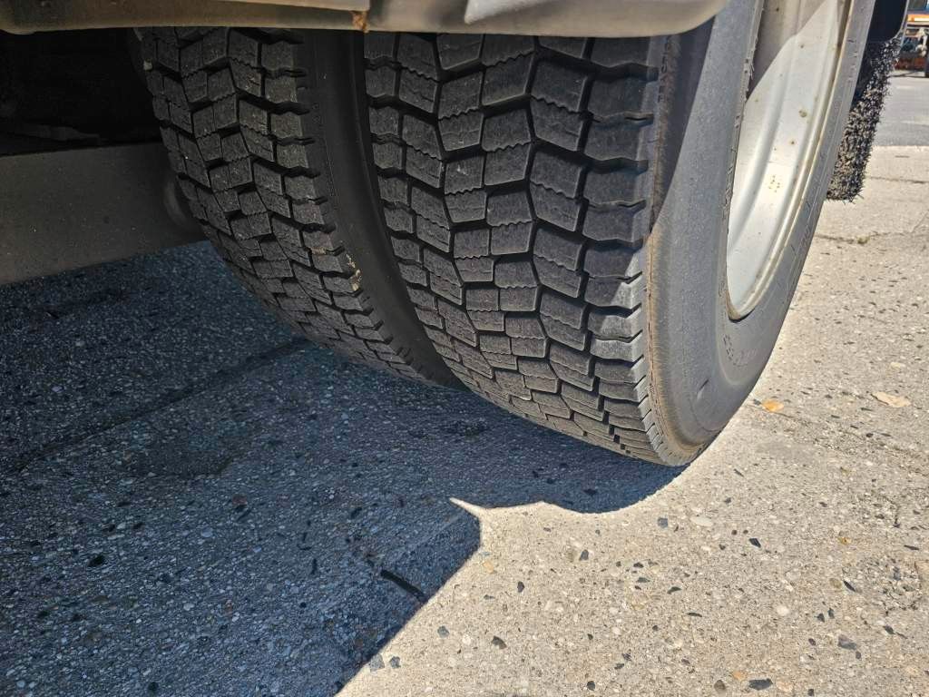 Fahrzeugabbildung Mercedes-Benz 1524 Tiefkühler mit Türen + Ladebordwand