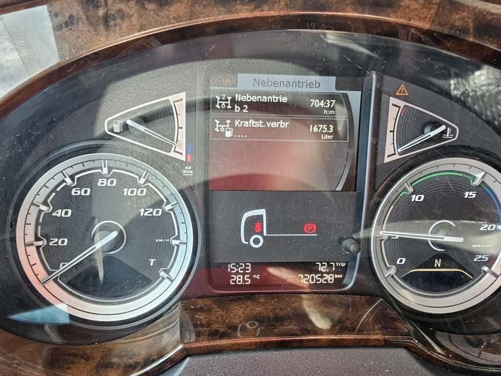 Fahrzeugabbildung DAF XF 450 SSC viel repariert, Nebenabtrieb