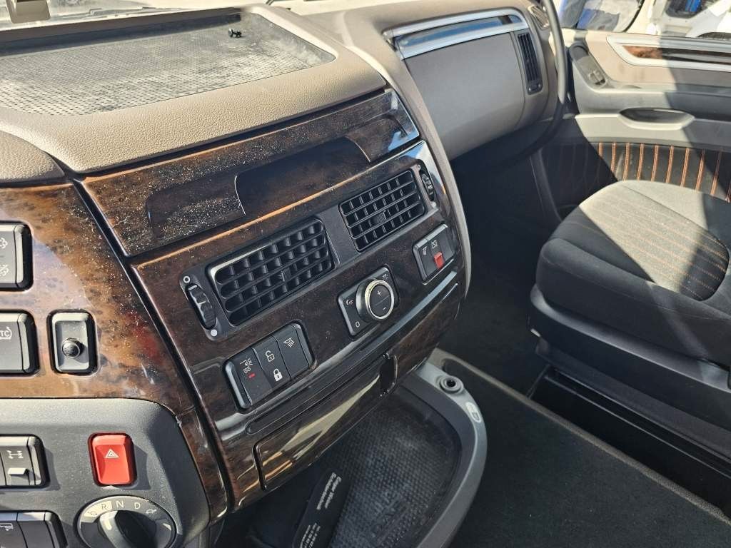 Fahrzeugabbildung DAF XF 450 SSC viel repariert, Nebenabtrieb