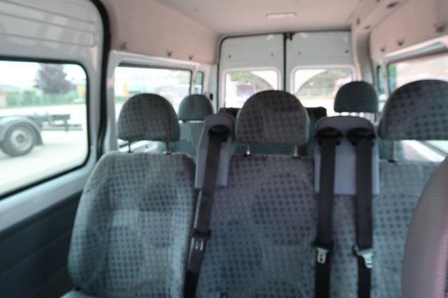 Fahrzeugabbildung Ford Transit 9 Sitzer Bus mit Motorschaden