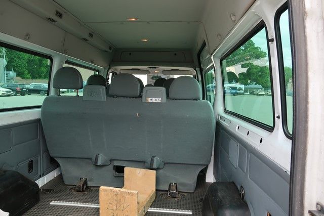 Fahrzeugabbildung Ford Transit 9 Sitzer Bus mit Motorschaden