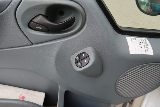 Fahrzeugabbildung Ford Transit 9 Sitzer Bus mit Motorschaden