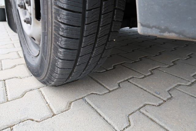 Fahrzeugabbildung Ford Transit 9 Sitzer Bus mit Motorschaden