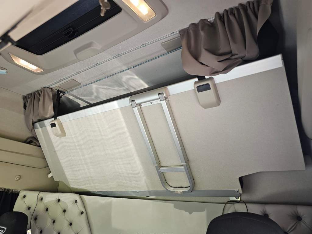 Fahrzeugabbildung Iveco 460 S-Way, 2-Kreis-Hydraulik, Standklima