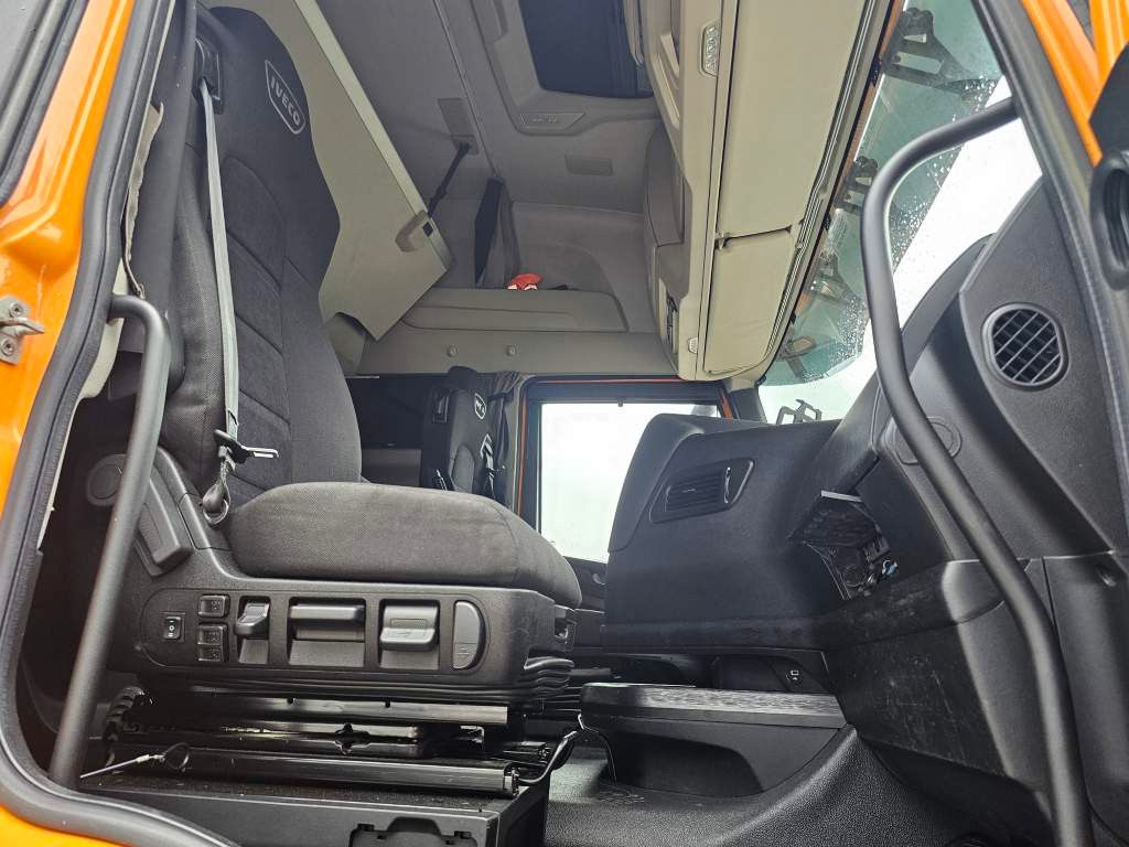 Fahrzeugabbildung Iveco 460 S-Way CNG Zylinderkopf u.a. neu