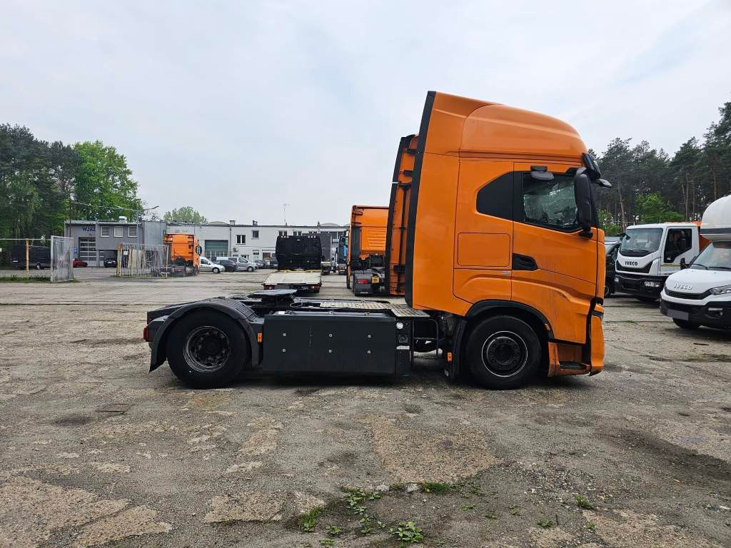 Fahrzeugabbildung Iveco 460 S-Way CNG Zylinderkopf u.a. neu