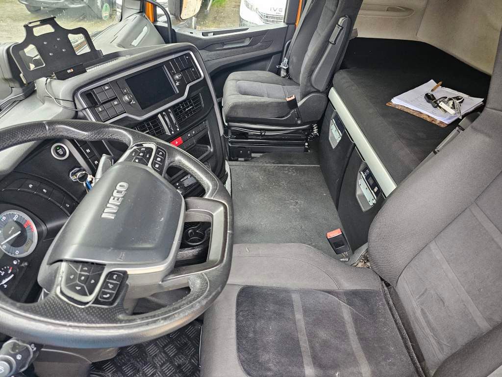 Fahrzeugabbildung Iveco 460 S-Way CNG Zylinderkopf u.a. neu