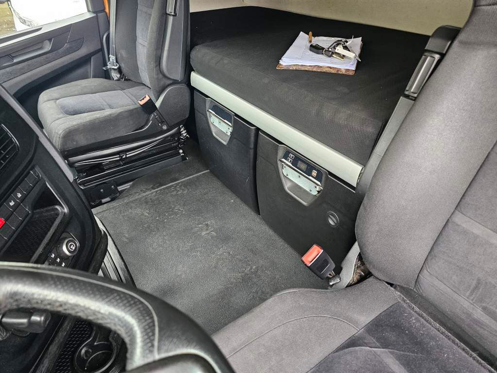 Fahrzeugabbildung Iveco 460 S-Way CNG Zylinderkopf u.a. neu