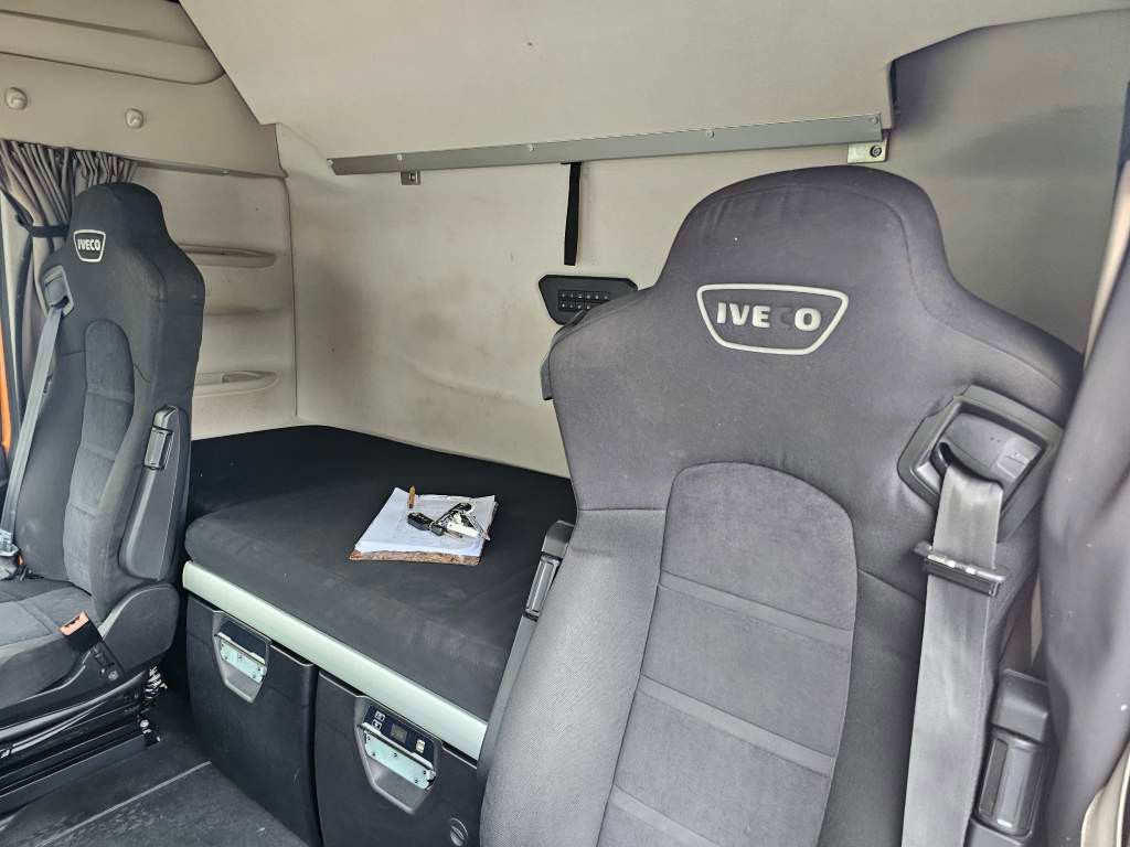 Fahrzeugabbildung Iveco 460 S-Way CNG Zylinderkopf u.a. neu