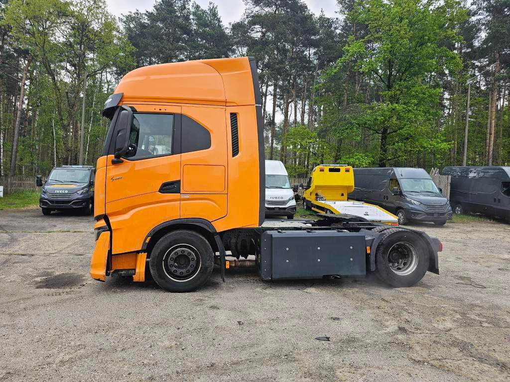 Fahrzeugabbildung Iveco 460 S-Way CNG Zylinderkopf u.a. neu