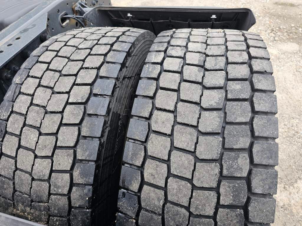 Fahrzeugabbildung Iveco 460 S-Way CNG Zylinderkopf u.a. neu