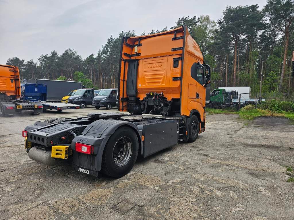 Fahrzeugabbildung Iveco 460 S-Way CNG Zylinderkopf u.a. neu