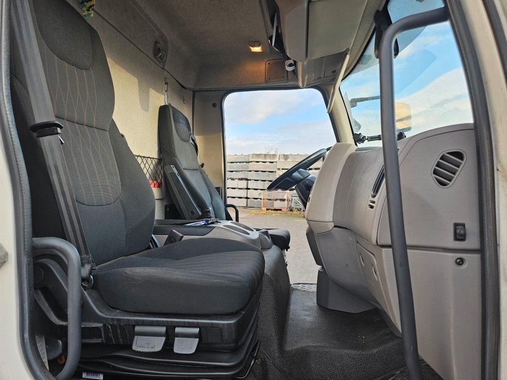 Fahrzeugabbildung DAF LF 180 Koffer, Ladebordwand, Klima