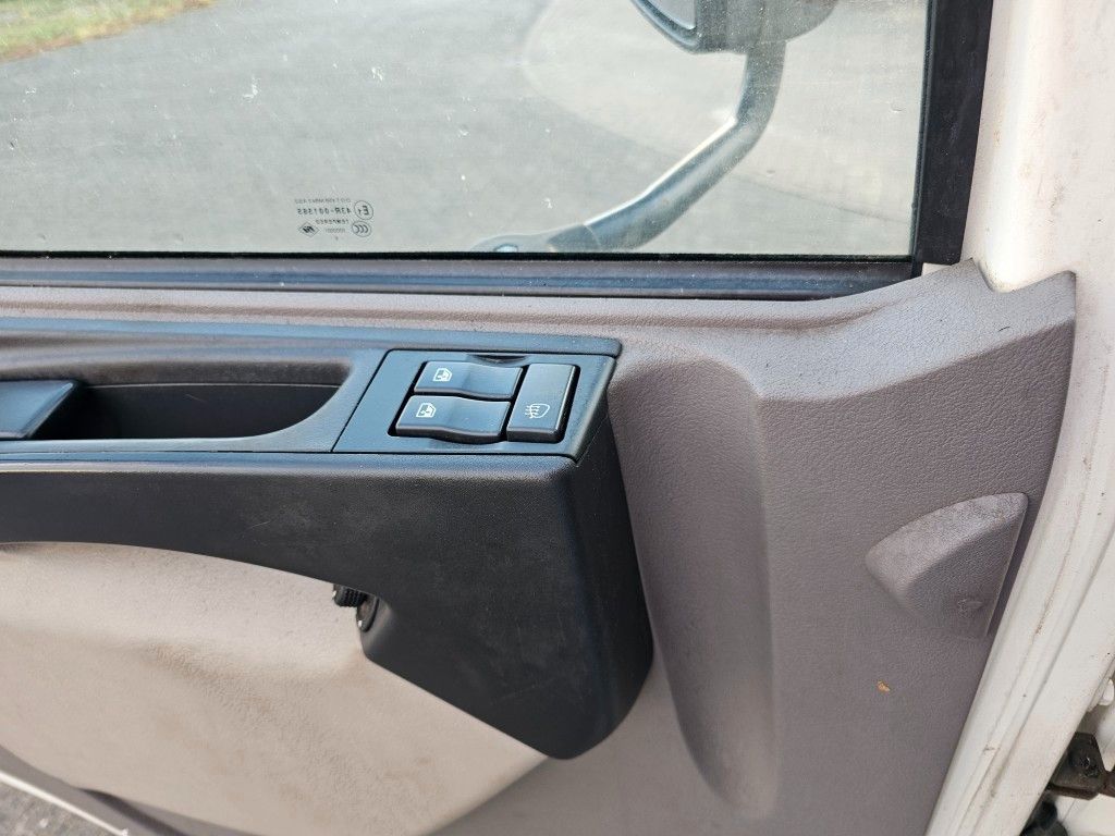 Fahrzeugabbildung DAF LF 180 Koffer, Ladebordwand, Klima