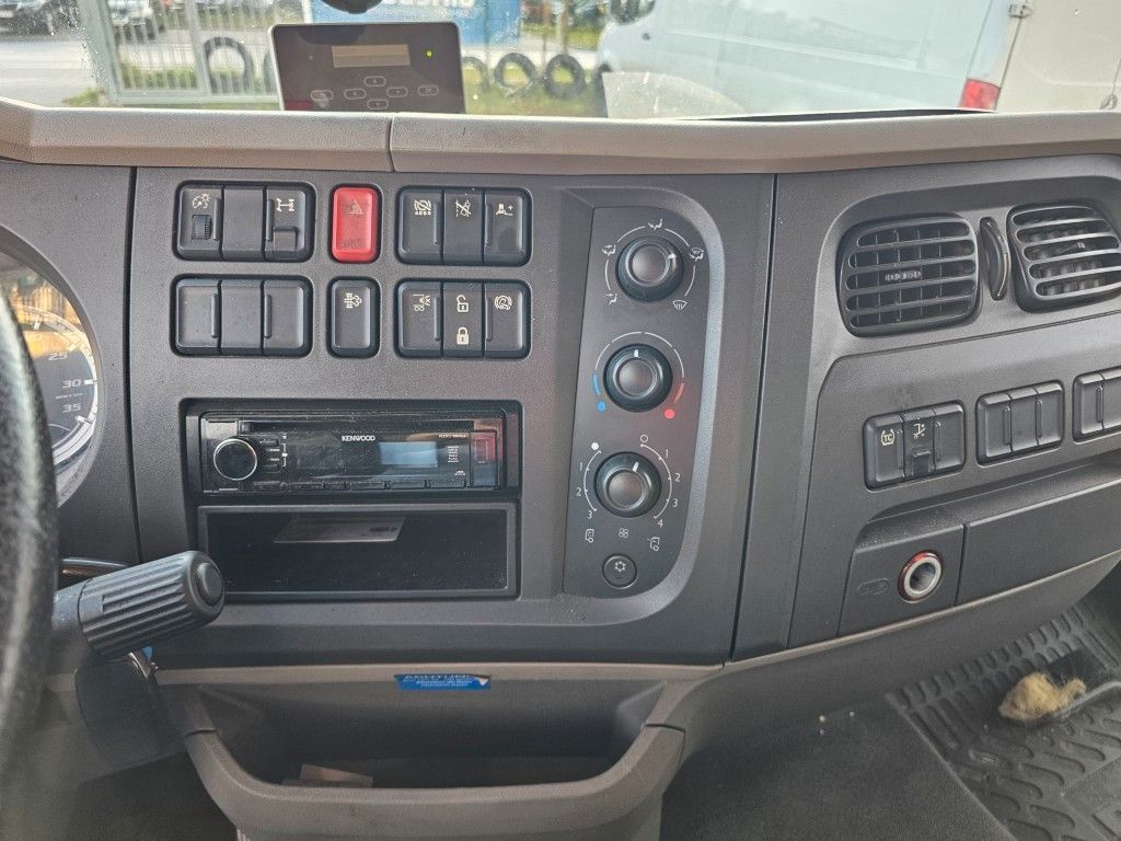 Fahrzeugabbildung DAF LF 180 Koffer, Ladebordwand, Klima