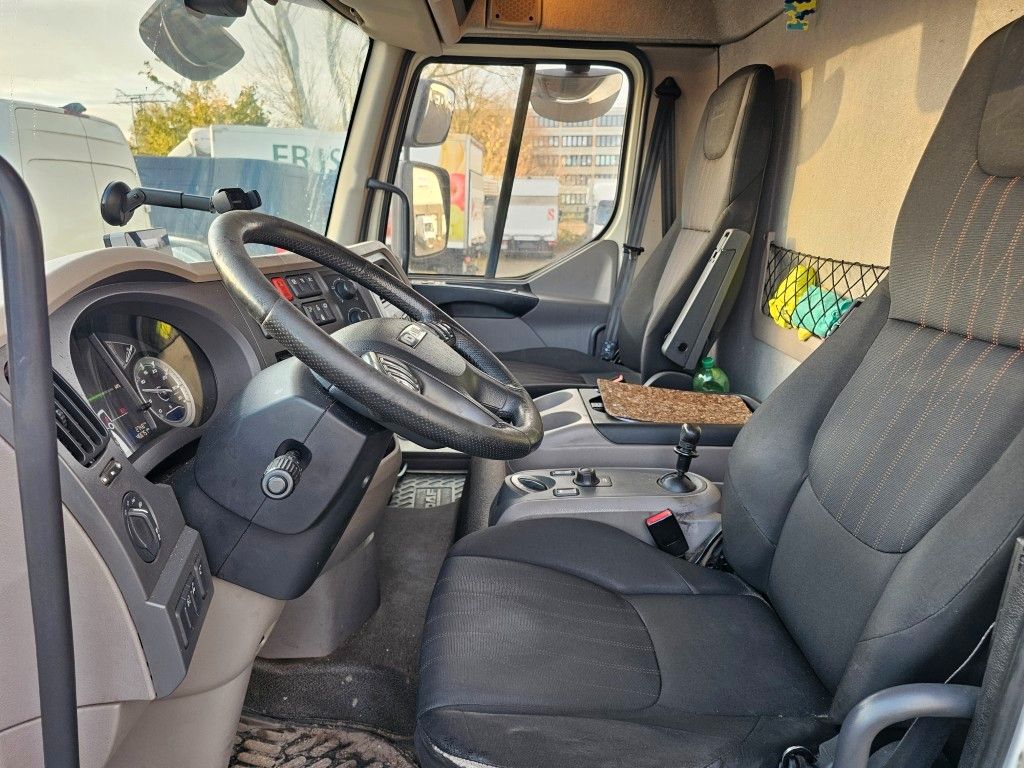 Fahrzeugabbildung DAF LF 180 Koffer, Ladebordwand, Klima