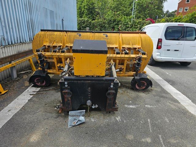 Fahrzeugabbildung Andere Schneepflug/ Schneeschiebeschild Fa. MF Maskiner