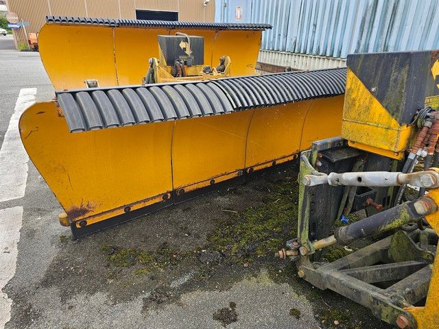 Fahrzeugabbildung Schmidt Schneepflug/ Schneeschiebeschild Fa. MF Maskiner