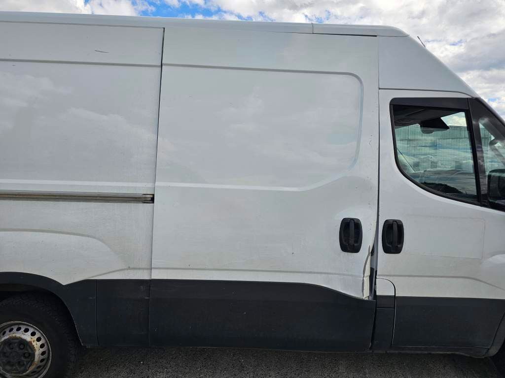 Fahrzeugabbildung Iveco 35S16 A8 V L, mittellang & hoch, kleiner Schaden