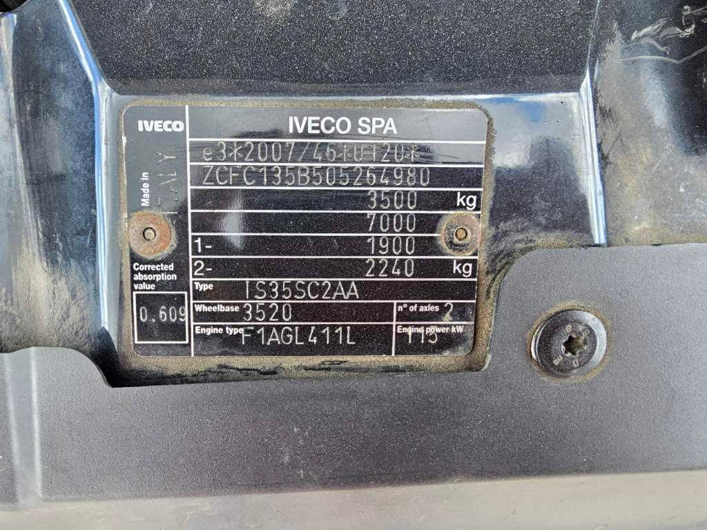 Fahrzeugabbildung Iveco 35S16 A8 V L, mittellang & hoch, kleiner Schaden