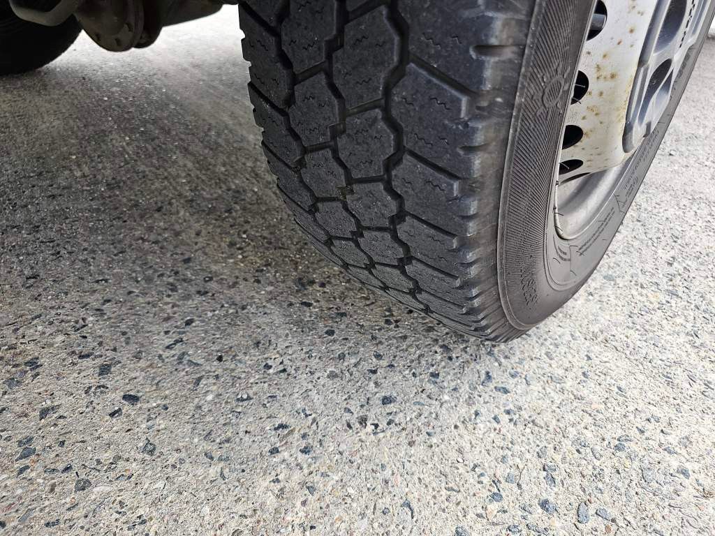 Fahrzeugabbildung Iveco 35S16 A8 V L, mittellang & hoch, kleiner Schaden