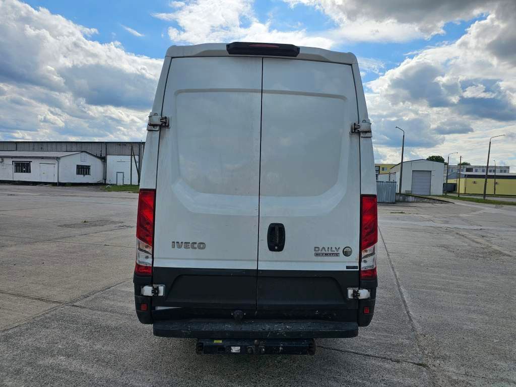 Fahrzeugabbildung Iveco 35S16 A8 V L, mittellang & hoch, kleiner Schaden