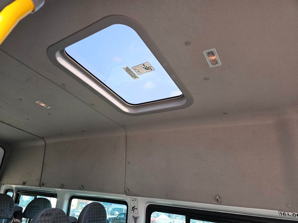 Fahrzeugabbildung Ford Transit Trend 17 Sitzer