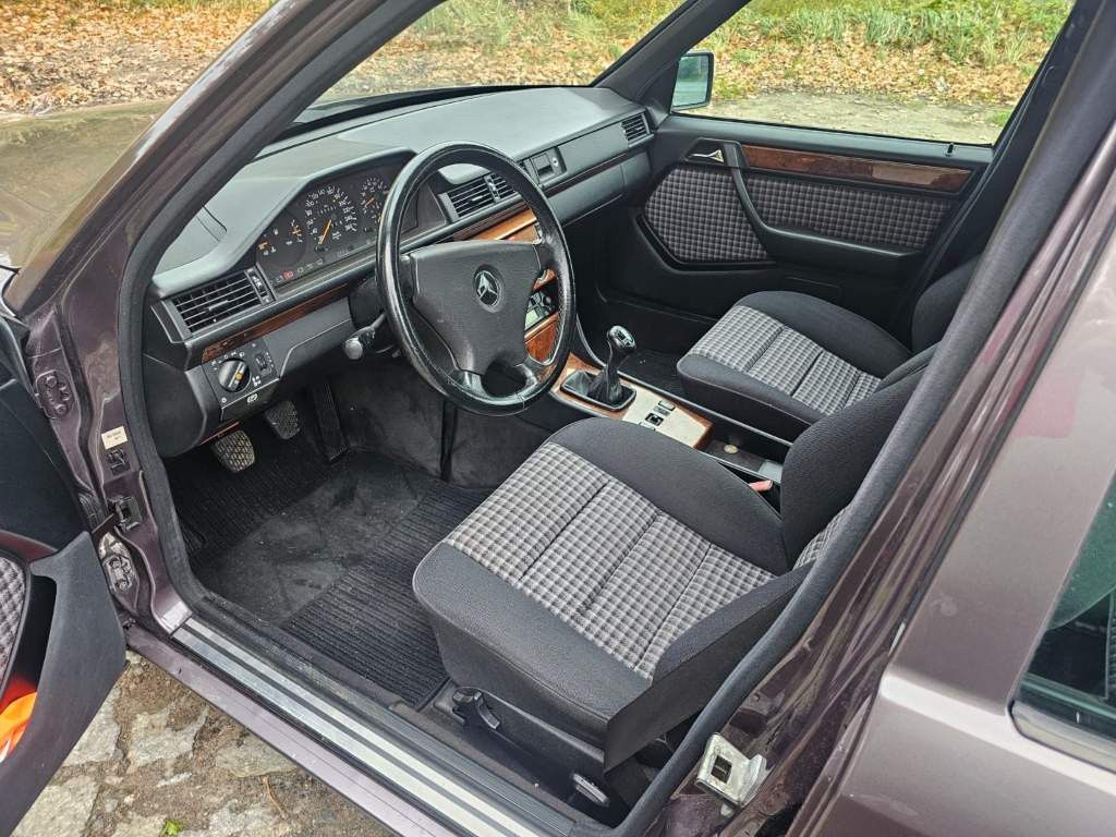 Fahrzeugabbildung Mercedes-Benz 300 TE-24 ( 124 ) voll renoviert, Schaltgetriebe