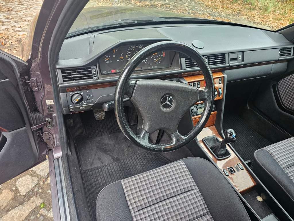 Fahrzeugabbildung Mercedes-Benz 300 TE-24 ( 124 ) voll renoviert, Schaltgetriebe