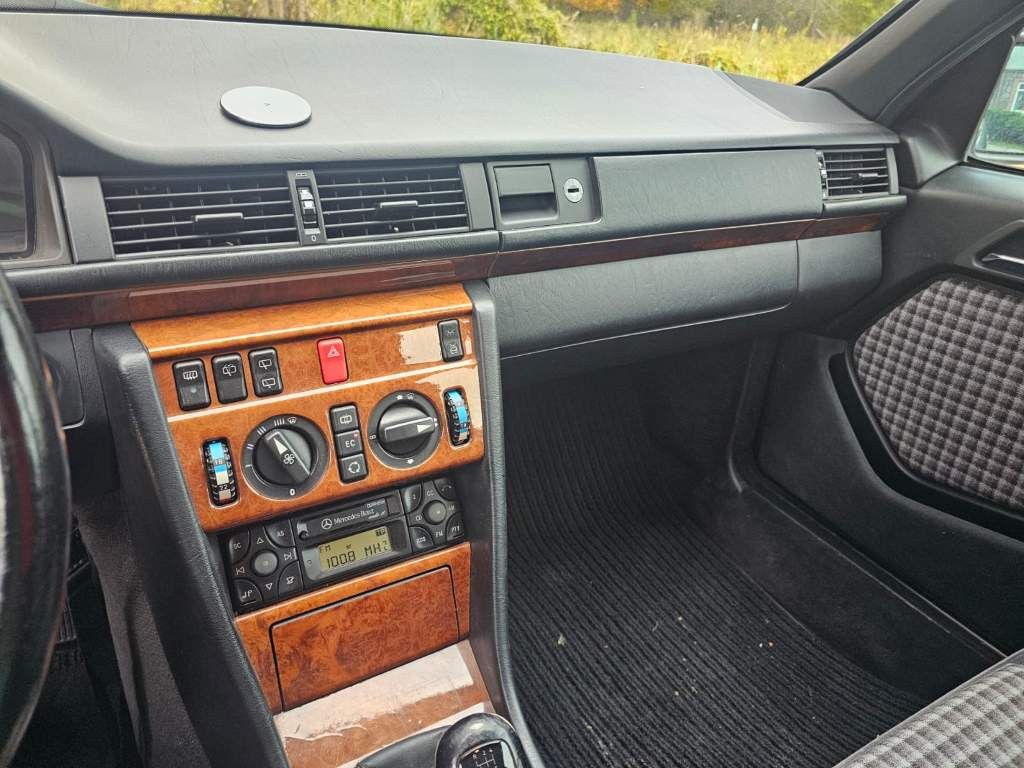 Fahrzeugabbildung Mercedes-Benz 300 TE-24 ( 124 ) voll renoviert, Schaltgetriebe