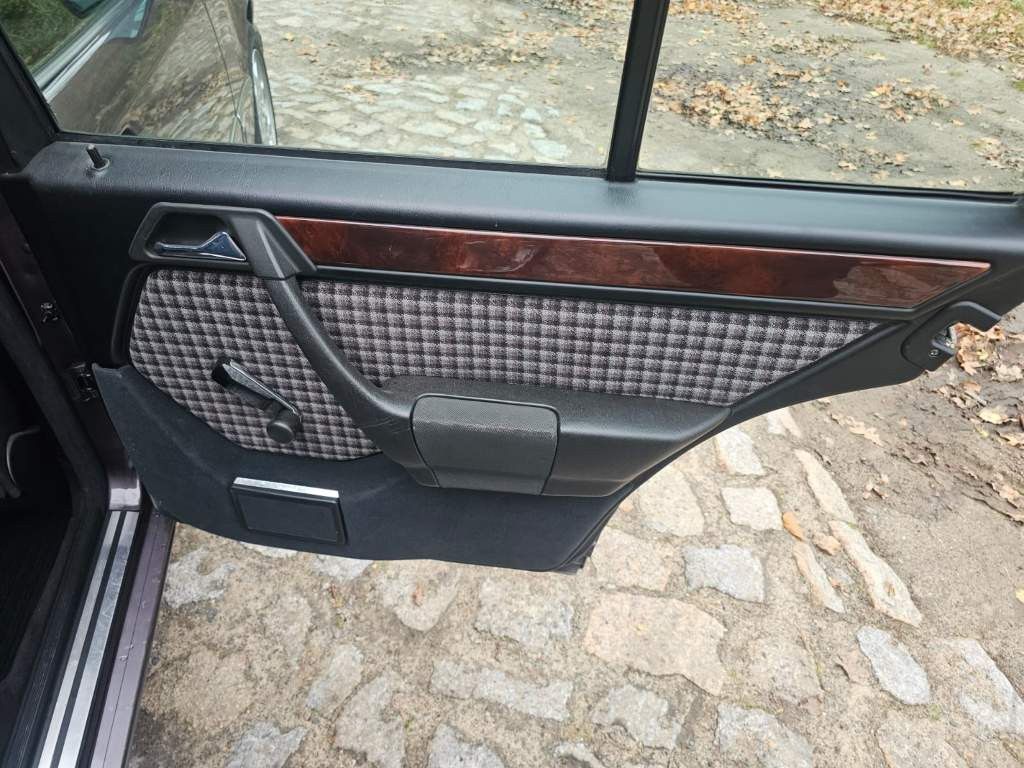 Fahrzeugabbildung Mercedes-Benz 300 TE-24 ( 124 ) voll renoviert, Schaltgetriebe