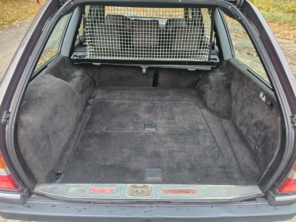 Fahrzeugabbildung Mercedes-Benz 300 TE-24 ( 124 ) voll renoviert, Schaltgetriebe