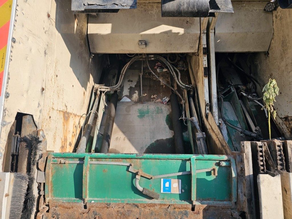 Fahrzeugabbildung Mercedes-Benz 1527 Müllwagen, Geesinknorba 13H25, 2 Kammern