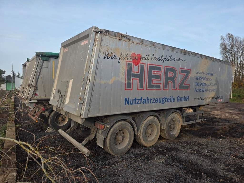 Fahrzeugabbildung Kempf ca. 50 cbm Getreidekipper, Unfall, Kornschieber