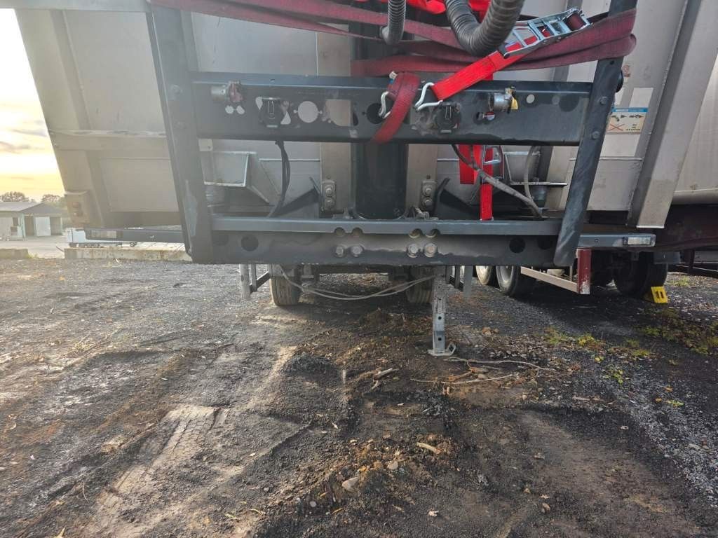 Fahrzeugabbildung Kempf ca. 50 cbm Getreidekipper, Unfall, Kornschieber