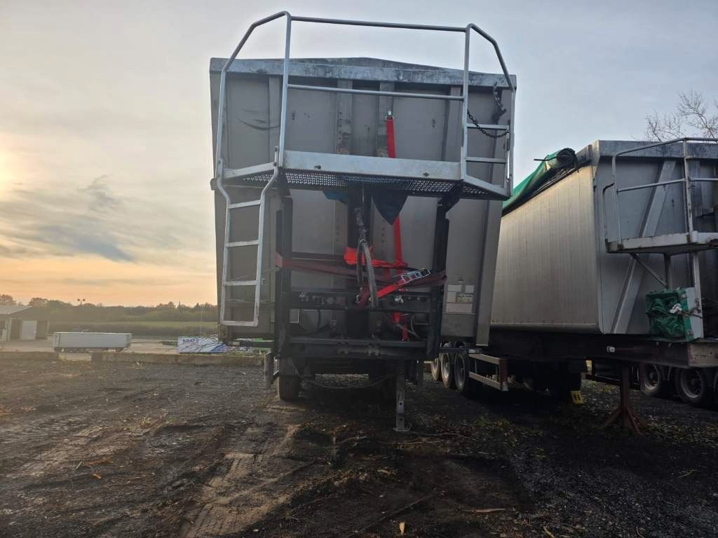 Fahrzeugabbildung Kempf ca. 50 cbm Getreidekipper, Unfall, Kornschieber