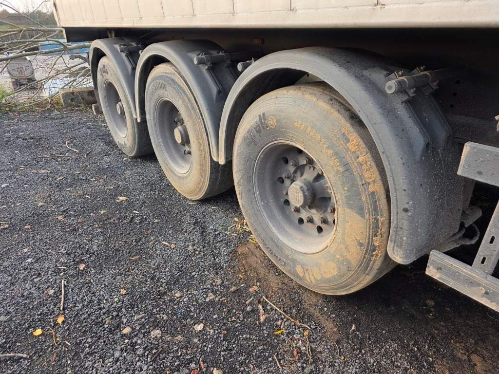 Fahrzeugabbildung Kempf ca. 50 cbm Getreidekipper, Unfall, Kornschieber