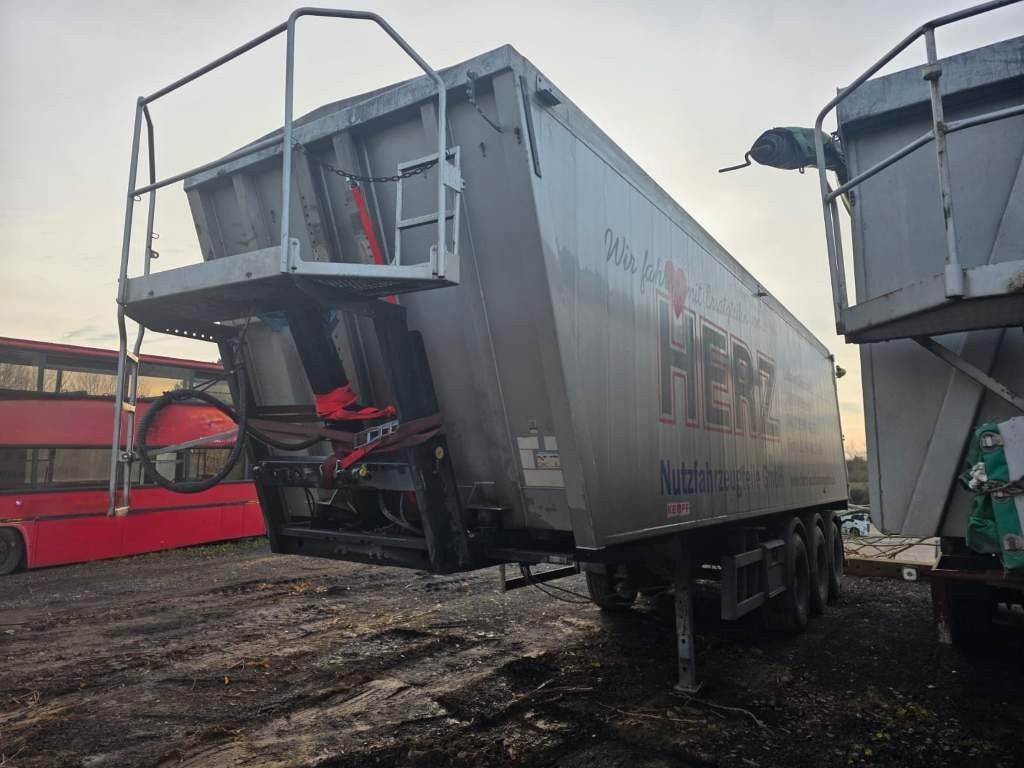 Fahrzeugabbildung Kempf ca. 50 cbm Getreidekipper, Unfall, Kornschieber