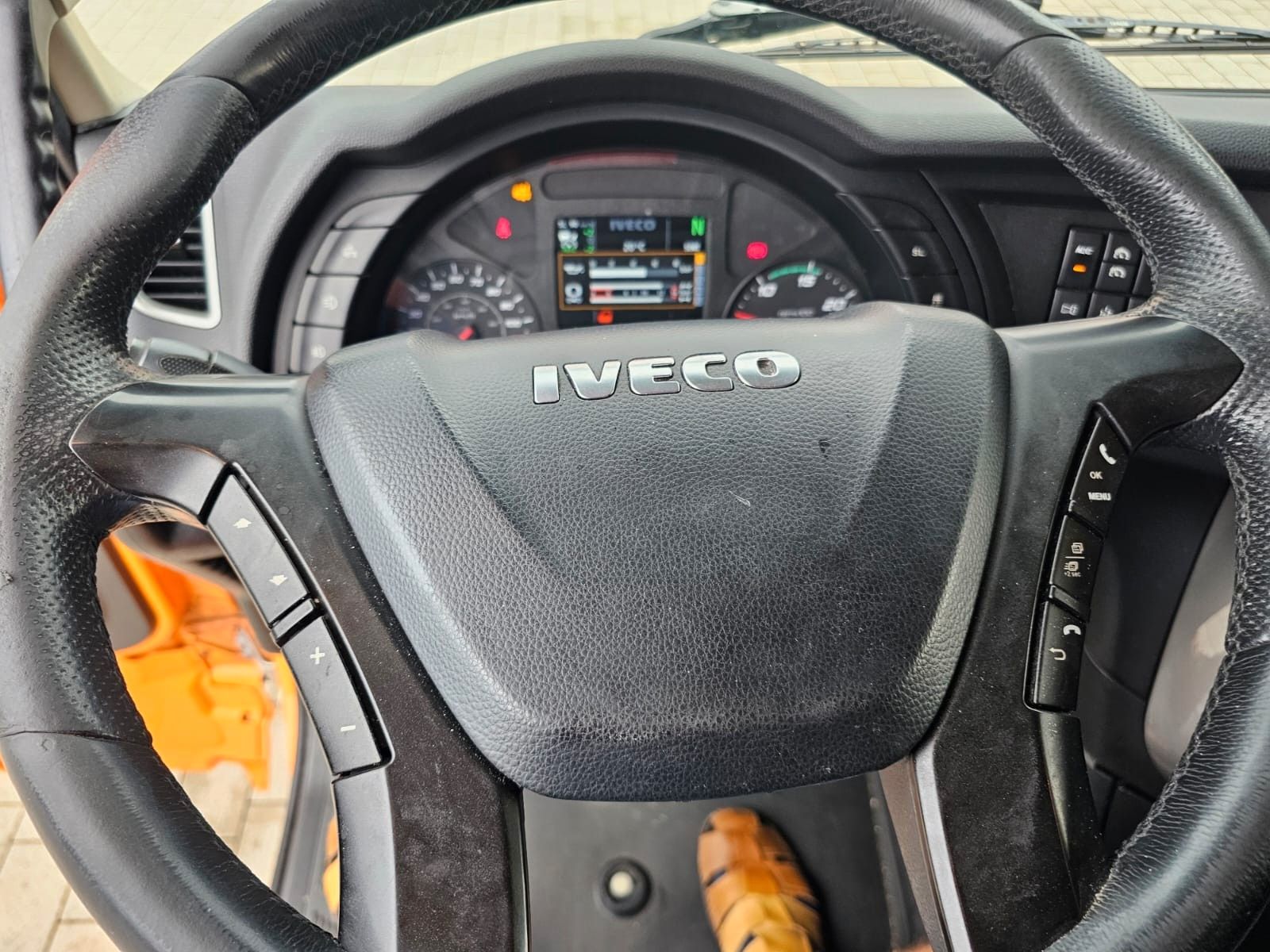 Fahrzeugabbildung Iveco 460 Hi Way, Retarder, Abstandstempomat