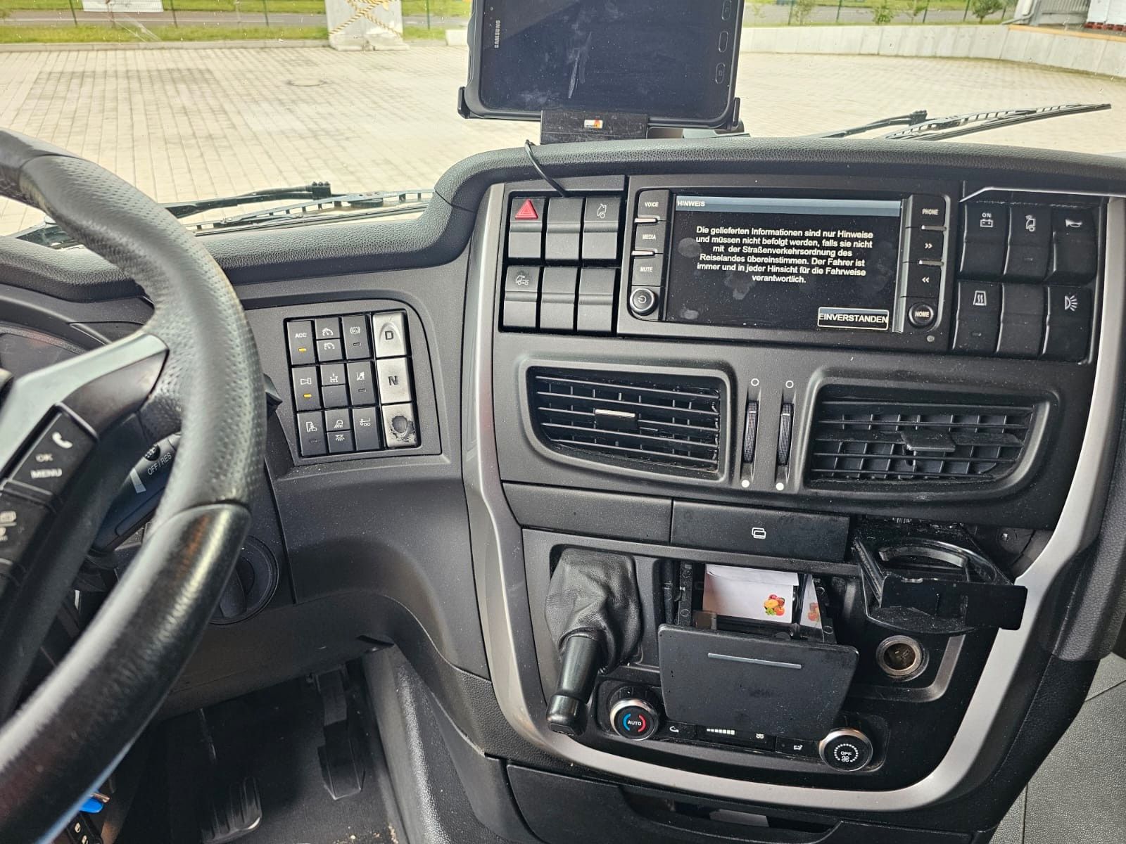 Fahrzeugabbildung Iveco 460 Hi Way, Retarder, Abstandstempomat